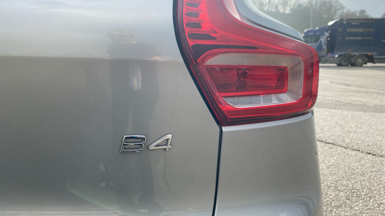 Volvo XC40 2.0 B4P Ultimate Dark 5dr Auto Petrol Estate